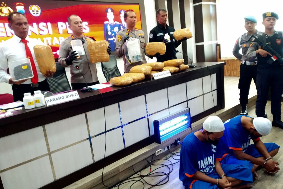 Polisi menunjukkan barang bukti berupa ganja dengan berat total 13,7 kilogram pada konferensi pers di Mapolres Blitar, Senin (6/5/2024)