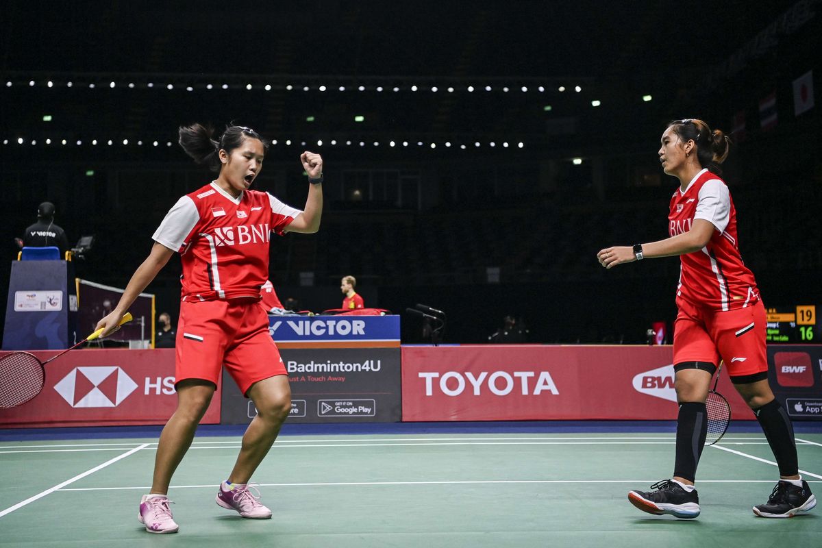 Pebulutangkis ganda putri Indonesia Nita Violina Marwah (kanan) dan Lanny Tria Mayasari (kiri) meluapkan kegembiraanya saat melawan pebulu tangkis ganda putri Prancis Flavie Vallet dan Emilie Vercelot dalam pertandingan babak penyisihan grup A Piala Thomas Uber 2022 di Impact Arena, Bangkok, Thailand, Minggu (8/5/2022). Nita Violina Marwah/Lanny Tria Mayasari menang dengan skor 21-14 dan 21-11.