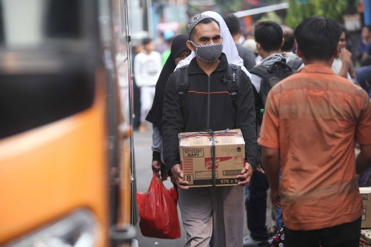 Para pemudik mulai memadati Terminal Kalideres, Jakarta Barat, Kamis (22/6/2017). Puncak arus mudik di Terminal Kalideres diperkirakan pada 23 Juni mendatang