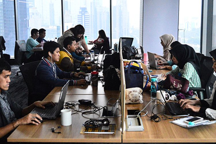 Para karyawan Cartenz Group, yang terdiri dari sekelompok anak muda sedang bekerja di kantor pusat Cartenz yang berada di gedung AIA Central, Sudirman, Jakarta, Selasa (21/11/2017). 