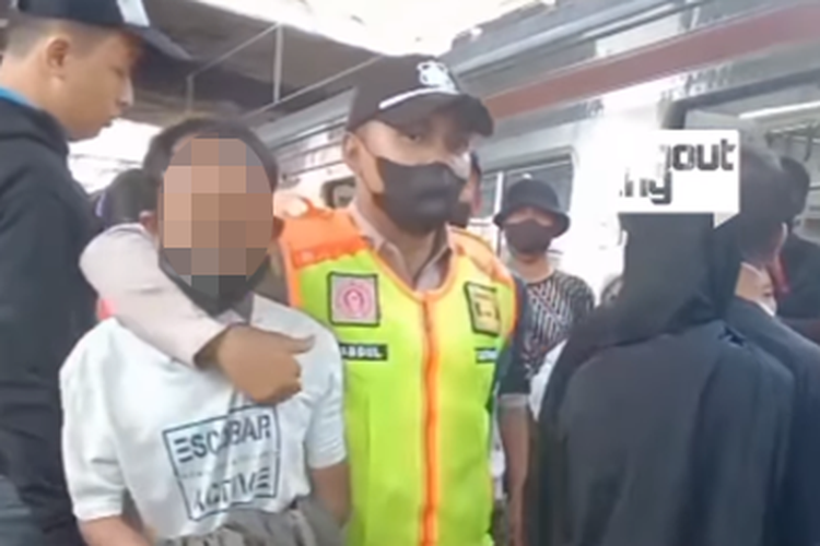 Tangkapan layar unggahan video bernarasi petugas mengamankan seorang pria terduga copet di Stasiun Tanah Abang.