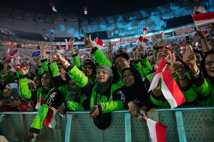 Penuh semangat dan rasa bangga, para mitra driver Gojek mengibarkan bendera Merah Putih saat perhelatan Mitra Juara Gojek & GoPay 2025 di Indonesia Arena. 