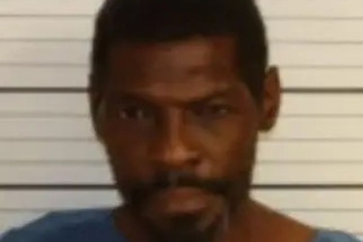 Decarlo Pitchford (51) mengarahkan pistol ke istrinya di rumah mereka di Tennessee setelah wanita itu mengancam akan meninggalkannya