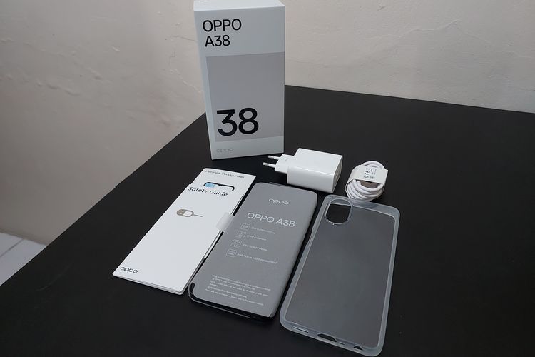Kotak penjualan Oppo A38 berisi petunjuk penggunaan ponsel, panduan keamanan (safety guide), sim card ejector, pembungkus (case) ponsel transparan, smartphone Oppo A38, kabel charger, dan kepala charger 33 Watt.