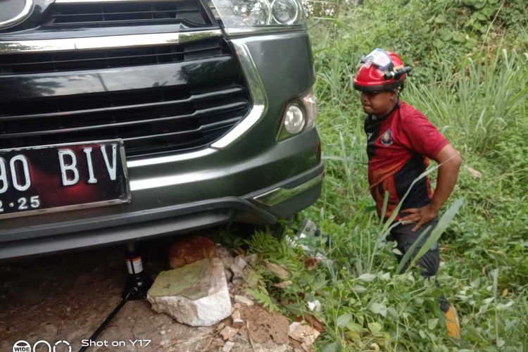 Petugas Damkar sedang mengevakuasi mobil Toyota Inova yang terperosok setelah mengikuti Google Maps di Tajurhalang, Kabupaten Bogor, Jawa Barat, Minggu (9/4/2023).