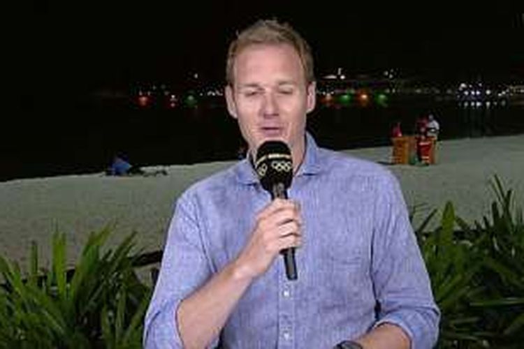 Jurnalis BBC Dan Walker sedang sibuk memberikan laporan langsung ketika sepasang kekasih bercinta di atas pasir tepat di belakang jurnalis tersebut.