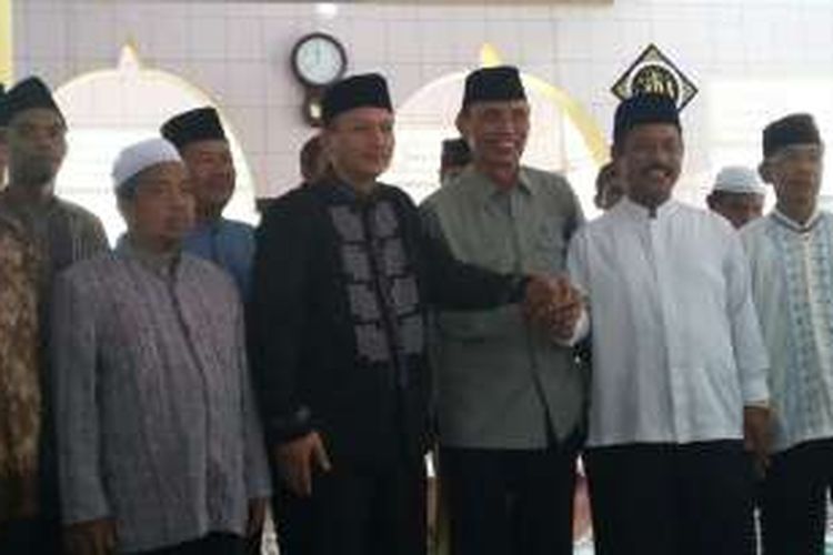 Asep Hidayat (ketiga dari kiri) akan meramaikan Pilkada Kota Tasikmalaya 2017.