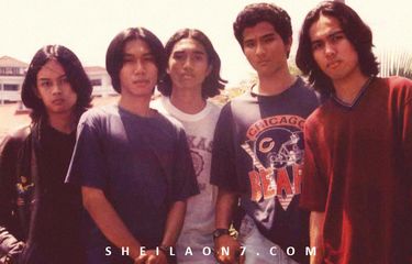 Formasi awal Sheila on 7. Berturut-turut dari kiri ke kanan, Anton, Eross, Duta, Adam, dan Sakti.