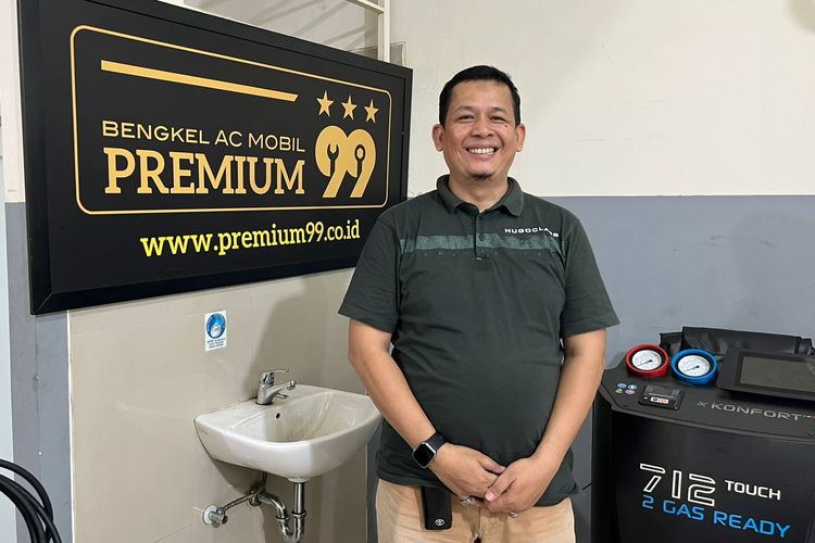 Muhammad Gunawan, pemilik bengkel spesialis AC Mobil Premium 99 di Depok, Jawa Barat.