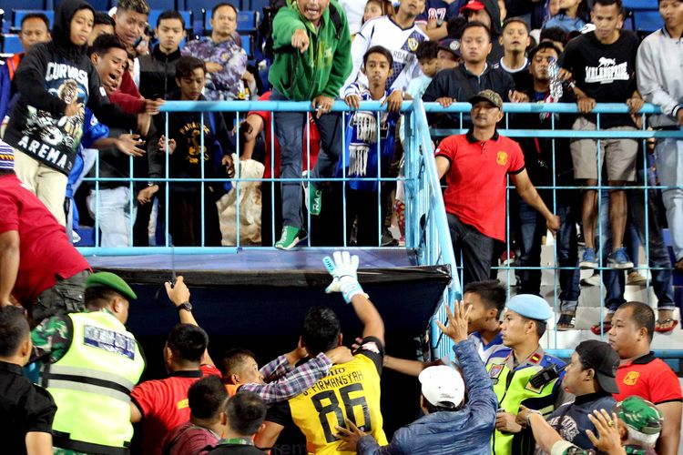 Seusai pertandingan Pekan 18 Liga 1 2019, kiper Arema FC Sandi Firmansyah menyapa Aremania yang kecewa dengan hasil imbang 1-1 melawan Borneo FC di Stadion Kanjuruhan Kabupaten Malang, Jawa Timur, Jumat (13/09/2019) malam. 