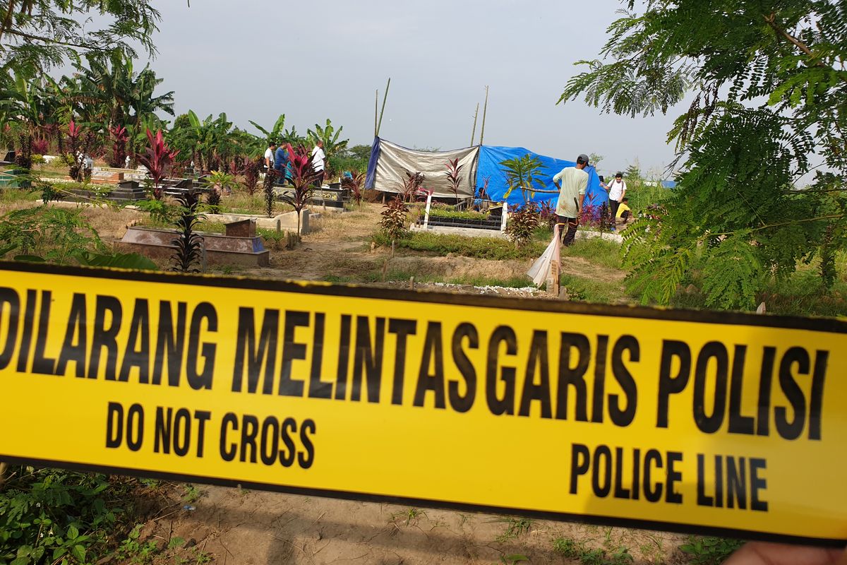 Polrestabes Medan membongkar makam Adriansyah (37) di Jalan Medan-Batangkuis, Kabupaten Deli Serdang pada Rabu (5/2/2025). Adriansyah diduga tewas usai dipukul pensiunan TNI inisial LS pakai helm. 