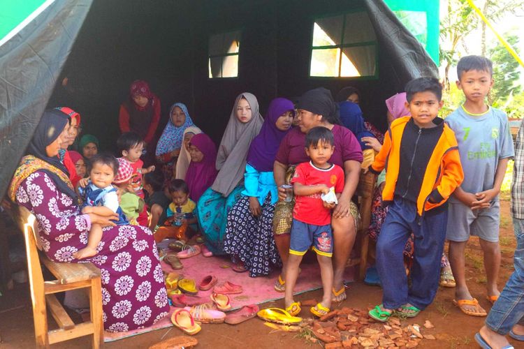 Sejumlah warga berkumpul di tenda pengungsian di Kampung Cigeledug, Desa Bantarsari, Kecamatan Pabuaran, Sukabumi, Jawa Barat, Sabtu (27/1/2018). 