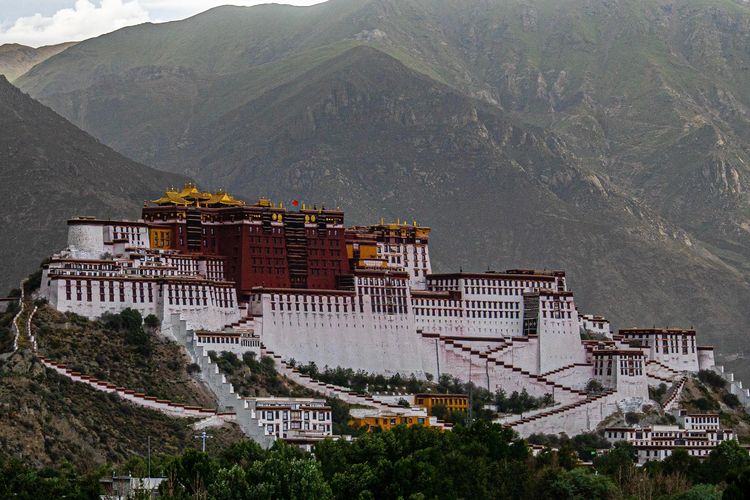 Ilustrasi Istana Potala atau Potala Palace di Tibet.