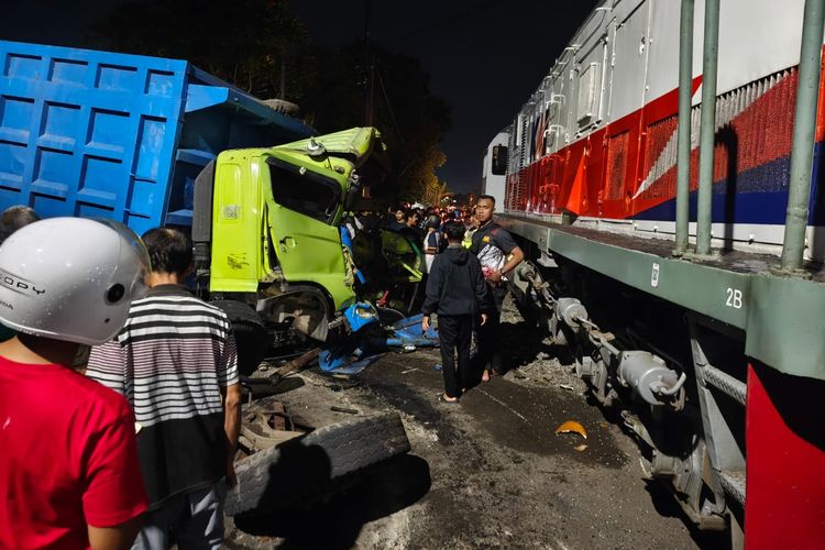 Terobos Palang Pintu Pelintasan, Truk Pasir Ringsek Tertabrak KA Doho di Blitar