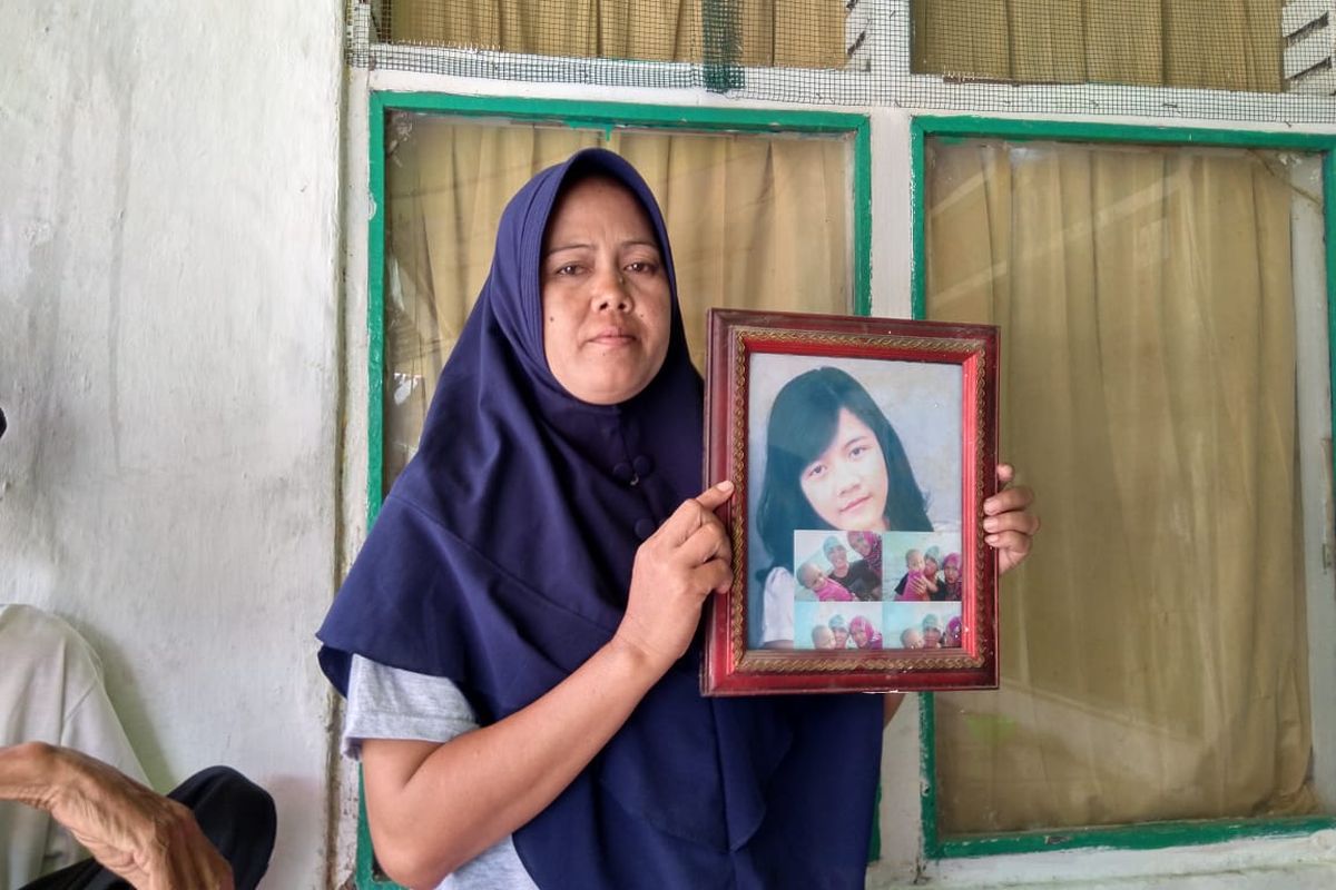 Juju Juhairiyah shows a photo of her sister Ruri Alfath Mujaida, an Indonesian maid who died of Tuberculosis in Malaysia. The decease was buried in Malaysia as she could not be repatriated due to financial difficulty. 