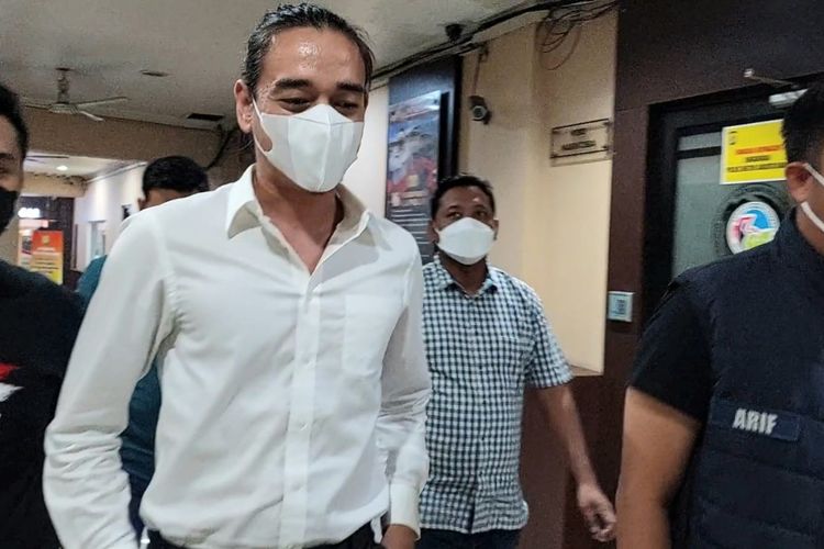 Vokalis band Sisitipsi, M Fauzan Lubis atau akrab disapa Ojan, berangkat meninggalkan Mapolres Jakarta Barat menuju Badan Narkotika Nasional Provinsi (BNNP) DKI Jakarta.