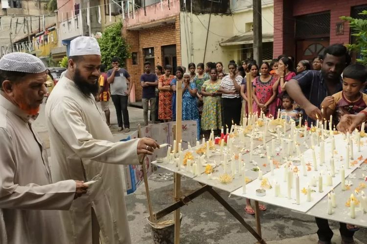 Umat Muslim Sri Lanka menyalakan lilin dan berdoa di lokasi bom bunuh diri pada Minggu Paskah di Kolombo pada 2019.