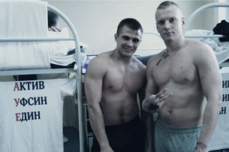 Dalam foto ini dan video yang menyertainya, tahanan Tulinov (kanan) menunjukkan hubungannya dengan administrasi penjara pusat penahanan pra-sidang Kresty.
