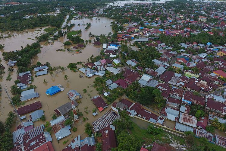 Foto udara kawasan terdampak banjir di perumahan kawasan Balai Kota, Bengkulu, Sabtu (27/4/2019). Tingginya intensitas hujan dua hari terakhir serta meluapnya volume sungai Bengkulu mengakibatkan banjir setinggi 100-175 cm di sejumlah titik rawan banjir di kota dan kabupaten se-provinsi Bengkulu di antaranya Bengkulu Selatan, Kepahyang, Rejang Lebong, Lebong, Bengkulu Utara, Muko-Muko, dan Seluma.