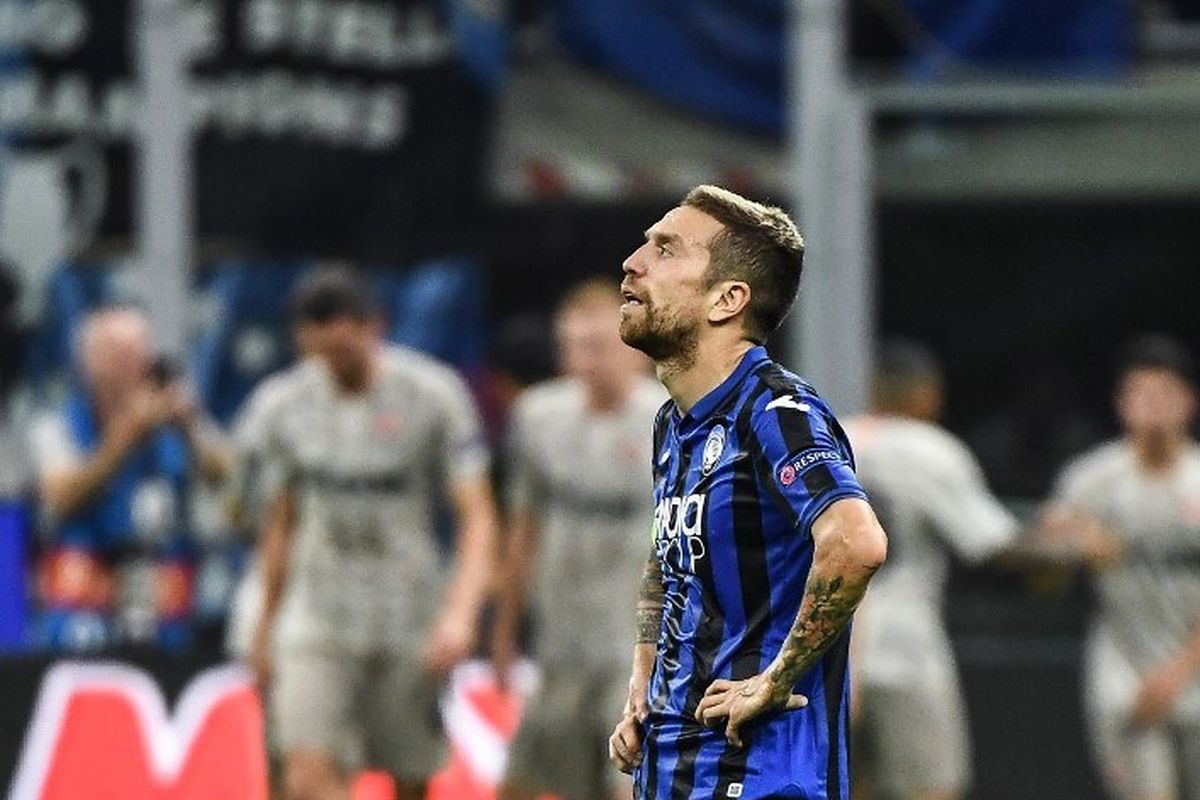 Papu Gomez tampak kecewa seusai timnya kemasukan gol pada laga Atalanta vs Shakhtar Donetsk dalam lanjutan Liga Champions di Stadion Giuseppe Meazza, San Siro, 1 Oktober 2019. 