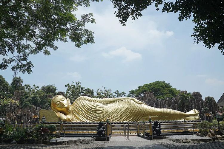 Patung Buddha Tidur di Maha Vihara Majapahit, Kabupaten Mojokerto, Jawa Timur.