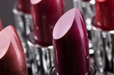Tip Memakai Lipstik Warna Gelap