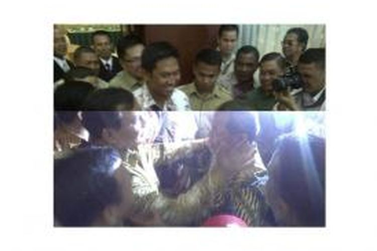 Mantan anak buah Prabowo, Darmanto, menangis saat bertemu mantan atasannya, di Jakarta, Kamis (27/3/2014). 