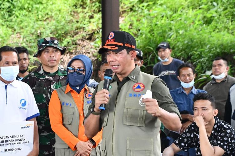 Kepala BNPB Letjen TNI Suharyanto menyerahkan bantuan dana stimulan atau dana untuk membangun rumah kepada 647 warga Desa Nagrak, Kecamatan Cianjur, yang terdampak gempa bumi M 5.6 Cianjur, Jumat (9/12/2022).