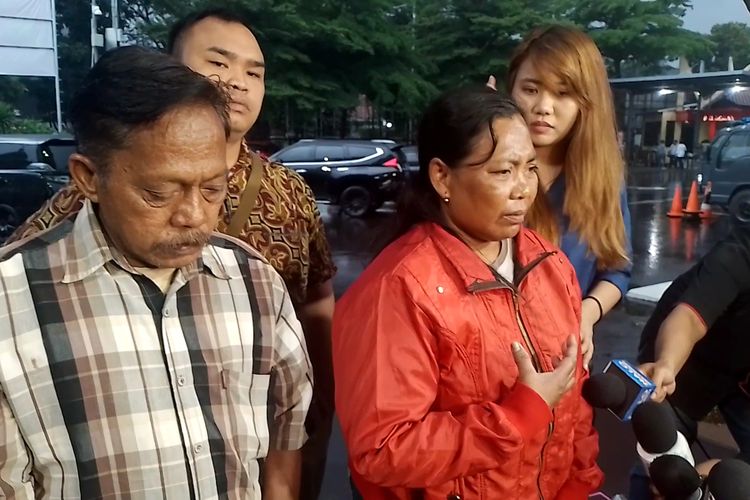 Winarsih, pelaku dugaan pencemaran nama baik Dewi Perssik menyambangi Polres Metro Jakarta Selatan untuk memenuhi panggilan usai ditetapkan sebagai tersangka pada Senin (28/11/2022). 