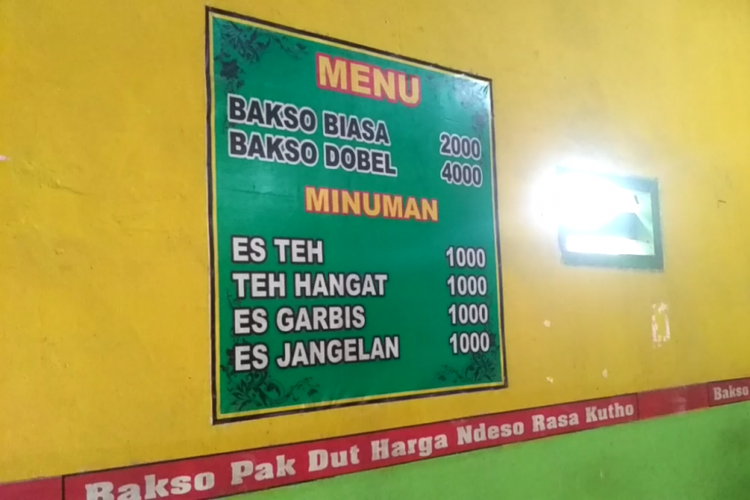 Bakso Pak Ndut di Jalan Raya Besuk, Kecamatan Gurah, Kabupaten Kediri, Jawa Timur, semangkuk hanya Rp 2.000.