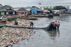 Silang Sengkarut Sampah yang Menumpuk di Pantai Sukaraja Lampung