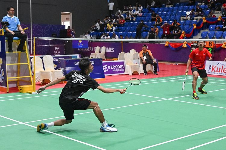 Atlet para bulu tangkis Indonesia, Dheva Anrimusthi (kiri) dalam partai final nomor beregu putra melawan Amyrul Yazid Ahmad Sibi dari Malysia di Badminton Hall Morodok Techo Stadium, Kamboja, Sabtu (03/06/2023). Indonesia berhasil mengalahkan Malysia dengan skor 2-1 sekaligus sebagai emas pertama kontingen Indonesia di ASEAN Para Games Kamboja 2023. NPC Indonesia/ Agung Wahyudi