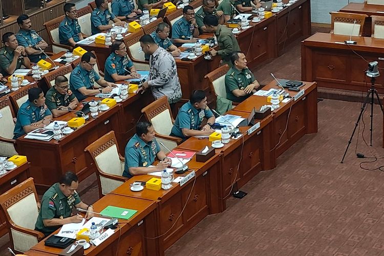 Panglima TNI Laksamana Yudo Margono dan jajaran TNI dalam rapat kerja Komisi I DPR, membahas pengamanan Pemilu 2024, Selasa (7/11/2023).