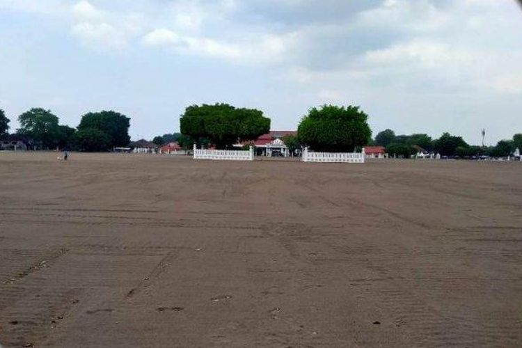 Potret alun-alun utara Yogyakarta dengan pasir lembut sebagai penggambaran laut tak berpantai, dengan pohon beringin Kiai Dewadaru dan Kiai Janadaru di bagian kanan dan kirinya, Rabu (13/7/2022). 
