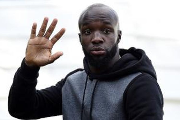 Gelandang Marseille dan tim nasional Perancis, Lassana Diarra, tiba di tempat latihan di Clairefontaine pada 9 November 2015, sebagai persiapan laga uji coba antara Perancis dan Jerman.