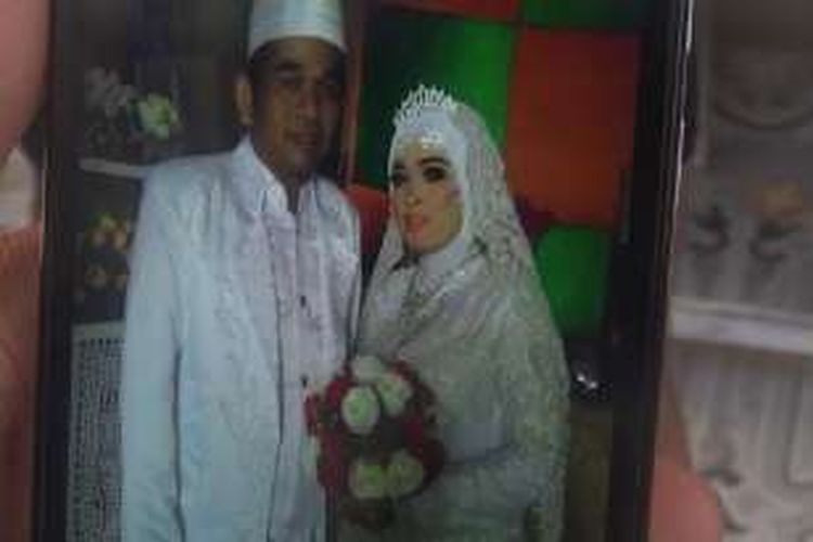 Yusra Fitriani dan Suharnas berposes prewedding dan bersiap menjalani prosesi pernikahan. Namun sayang, Suharnas meninggal dunia tertimpa reruntuhan bangunana karena guncangan gempa dengan kekuatan 6,5SR yang mengguncang Aceh.