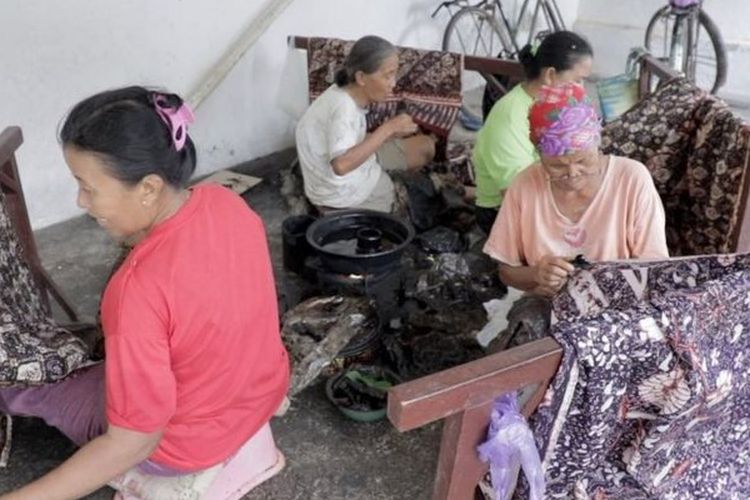 Javier berupaya menekan harga produksi batik dengan teknologi terkini, tanpa melupakan resep warna batik keluarga.