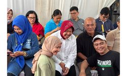 Hadir Lebih Awal, Risma Nyoblos di TPS 16 Wiyung