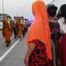 BERITA FOTO: Ritual Thudong, Para Biksu Lanjutkan Jalan Kaki dari Tegal ke Pemalang