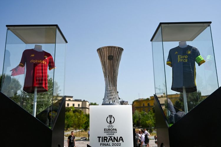 Trofi UEFA Conference League dan jersey AS Roma serta Feyenoord dipajang di Tirana, ibu kota Albania, jelang final UEFA Conference League pada Rabu (25/5/2022).
