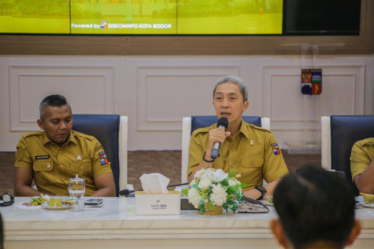 Wali Kota Bogor Dedie A Rachim dalam Rapat Koordinasi kesiapsiagaan menjelang perayaan Natal 2025 dan Tahun Baru 2026 di Paseban Sri Bima, Senin (22/12/2025).