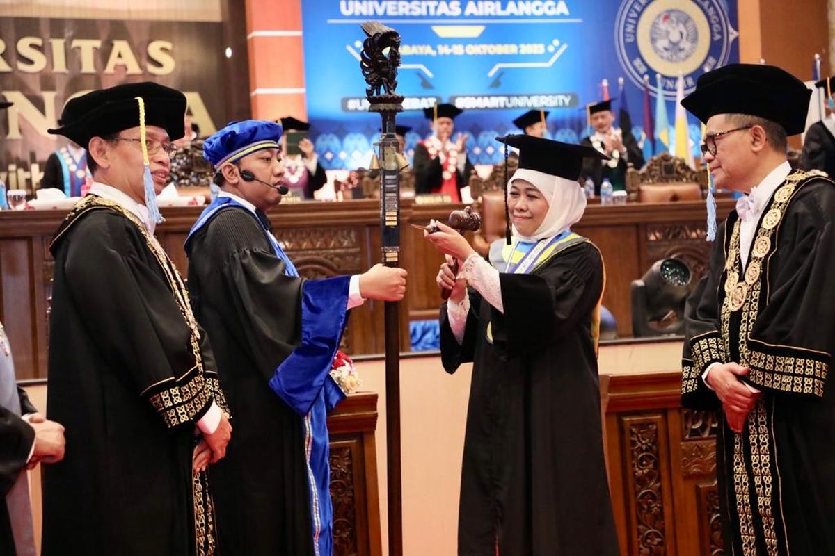 Gubernur Jawa Timur Khofifah Indar Parawansa mendapat anugerah  gelar kehormatan doktor honoris causa Bidang Ilmu Ekonomi dari Fakultas Ekonomi dan Bisnis Universitas Airlangga (Unair) pada Minggu (15/10/2023).