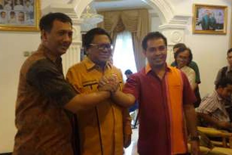 Ketua Umum Partai Hanura Oesman Sapta Odang (tengah) bersama anggota DPD I Gede Pasek Suardika dan Adrianus Garu di kediaman Oesman Sapta di bilangan Kuningan, Jakarta, Kamis (22/12/2016)