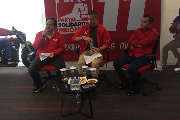 Juru Bicara Partai Solidaritas Indonesia (PSI) Rian Ernest (tengah) dan Pengacara Federasi Indonesia Bersatu (Fiber) Muhammad Zakir Rasyidin (paling kanan)