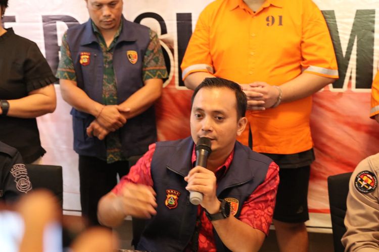Wakil Direktorat Reserse Kriminal Khusus Polda Bali AKBP Ranefli Dian Candra, dalam konferensi pengungkapan kasus Tindakan Pidana Perdagangan Orang (TPPO) yang melibatkan pemimpin perusahaan penyalur tenaga kerja, berinisial MAG (33), dan GAC, perempuan warga negara Filipina, di Gedung Direskrimsus Polda Bali, pada Selasa (20/6/2023). /Dok. Humas Polda Bali