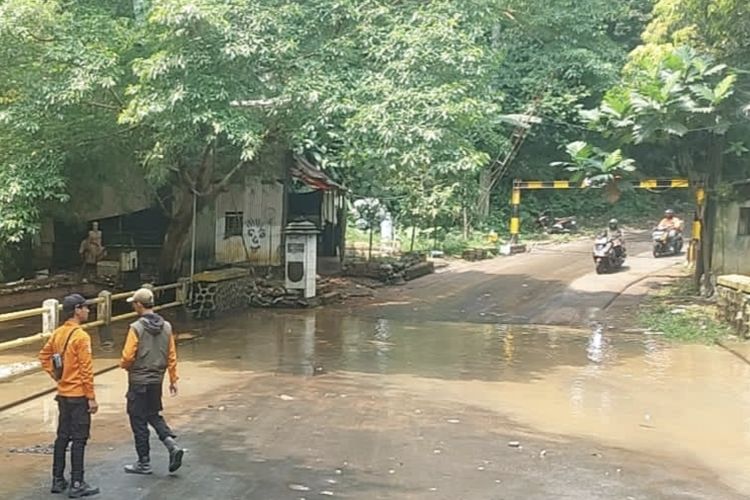 Banjir Surut, Jembatan Penghubung Depok-Tangsel Sudah Bisa Dilalui Kendaraan