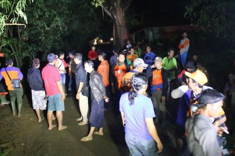 Foto : Tim Badan Penanggulangan Bencana Daerah Kabupaten Ponorogo bersama warga mencari Senun, warga Desa Karangjoho, Kecamatan Badegan yang hilang di Hutan Demungan saat mencari pakan ternak, Selasa ( 14/2/2017) malam. Foto Setyo Budiono