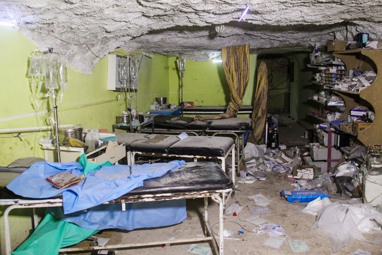 Kondisi sebuah kamar rumah sakit yang hancur di Khan Sheikhun, kota yang dikuasai kelompok pemberontak di Provinsi Idlib, Suriah barat laut, Selasa (4/4/2017), menyusul serangan yang diduga mengandung gas beracun. Sedikitnya 72 orang tewas, termasuk 20 anak-anak akibat serangan senjata kimia tersebut.