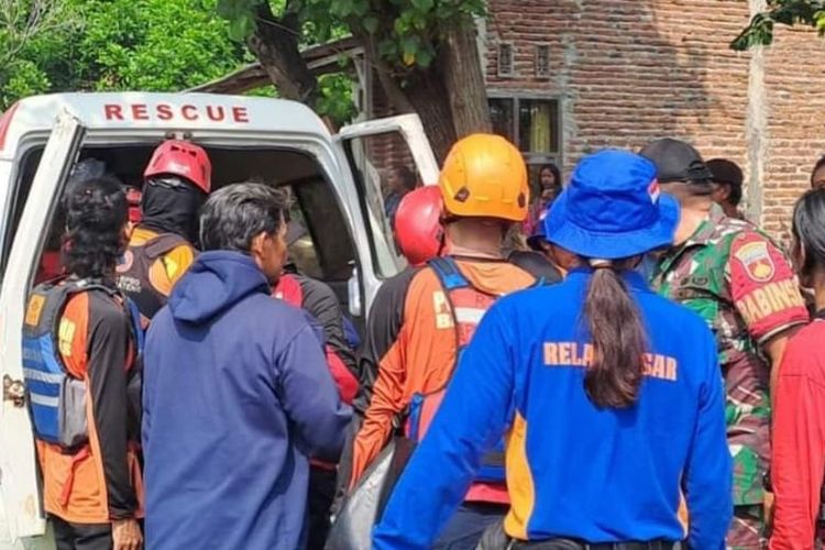 Petugas mengevakuasi jenazah bocah ke-2 yang tewas terseret ombak di pesisir laut wilayah Kecamatan Kramat, Kabupaten Tegal, Jawa Tengah, Rabu (14/5/2024). (Dok. PMI Kabupaten Tegal) 