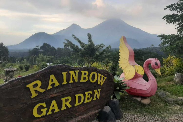 Spot gardu pandang Gunung Penanggungan dari lokasi wisata Poetoek Soeko.